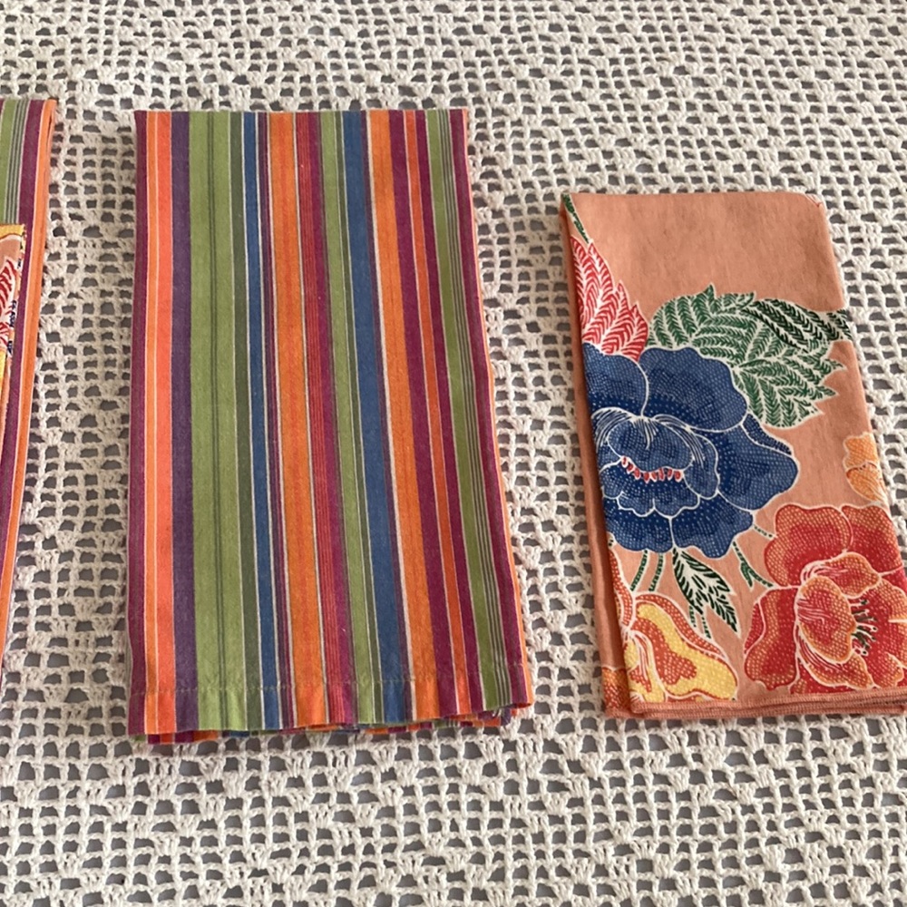 8 Napkins, Stripe ones are from Crate&Barrel 21X21, Floral 17X17 no label - Picture 3 of 8